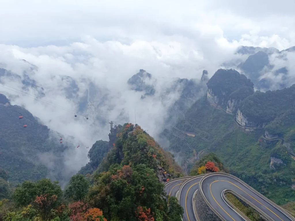 Carretera de las 99 curvas en la montaña Tianmen (China)