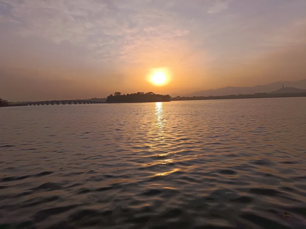 Atardecer en el Lago Baofeng, en el Palacio de Verano de Beijing (China)