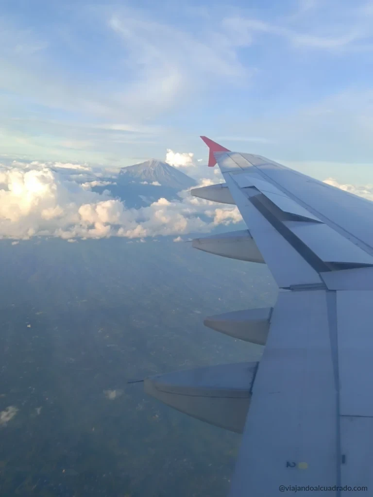 Avión sobrevolando un volcán en la Isla de Lombok (Indonesia)