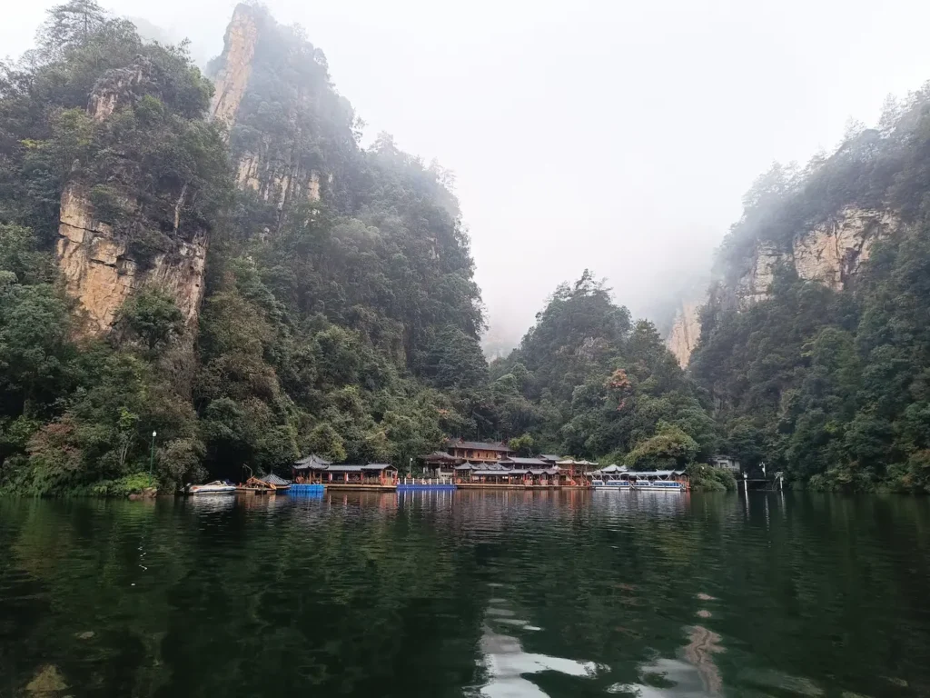 Navegando por el Lago Baofeng (China)