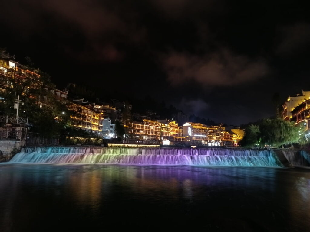 Cascada de colores en Fenghuang (China)
