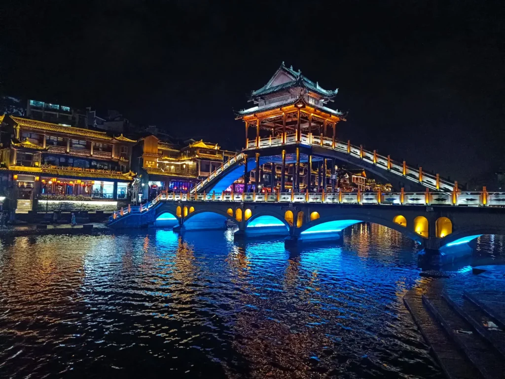 Puente de la Nieve iluminado en Fenghuang (China)