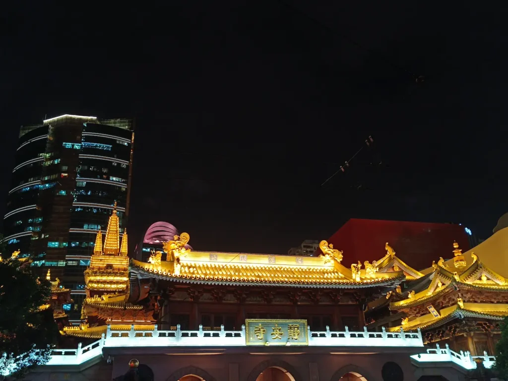 Templo Jing'an al anochecer en Shanghái (China)
