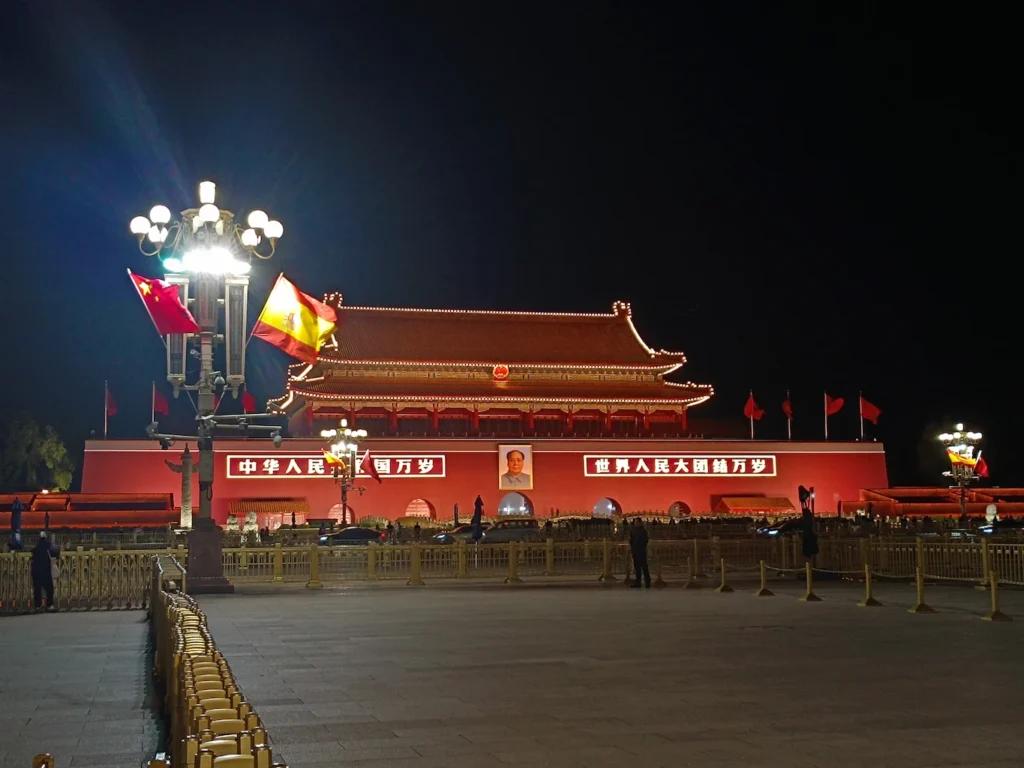 Entrada a la Ciudad Prohibida con banderas de China y España por la visita del Rey en Beijing (China)