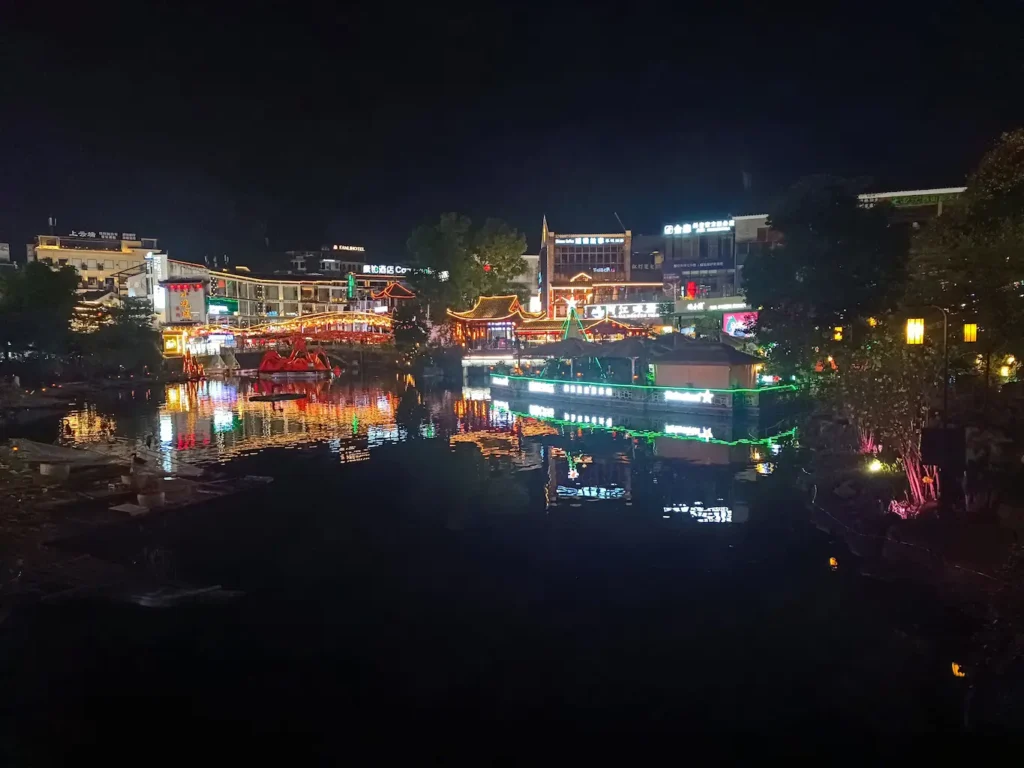 Lago dentro de West Street en Yangshuo (China)