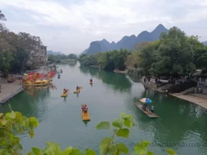 Barcas en el río Yulong en Yangshuo - Viajando al Cuadrado