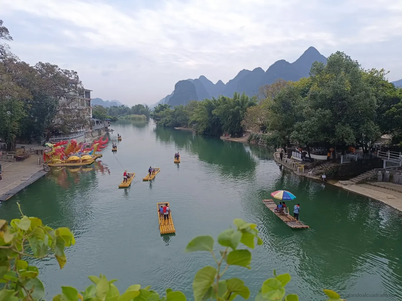 Barcas en el río Yulong en Yangshuo - Viajando al Cuadrado