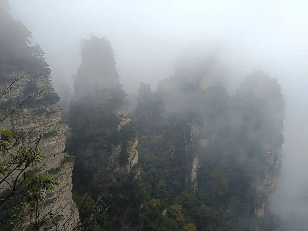 Parque Nacional de Zhangjiajie nublado (China)