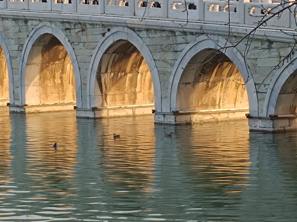 Detalle del puente de los 17 Arcos en el Palacio de Verano - Viajando al Cuadrado