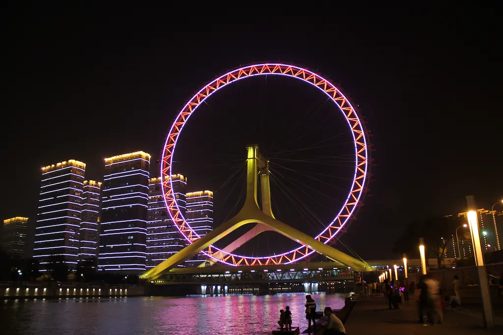 Noria Tianjin Eye iluminada por la noche