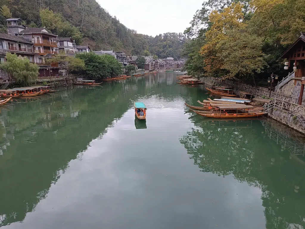 Barcos surcando el río aguas arriba en Fenghuang - Viajando al Cuadrado