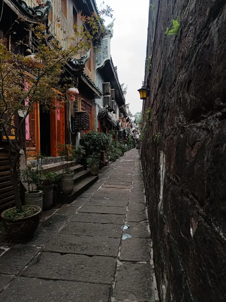 Calles de Fenghuang bajo la muralla - Viajando al Cuadrado