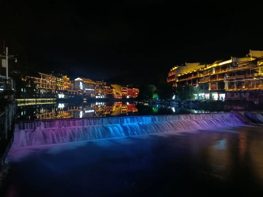 Cascada junto al puente de la Nieve por la noche - Viajando al Cuadrado