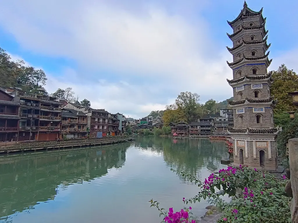 Vistas de la Pagoda Wanming desde la orilla norte de Fenghuang - Viajando al Cuadrado